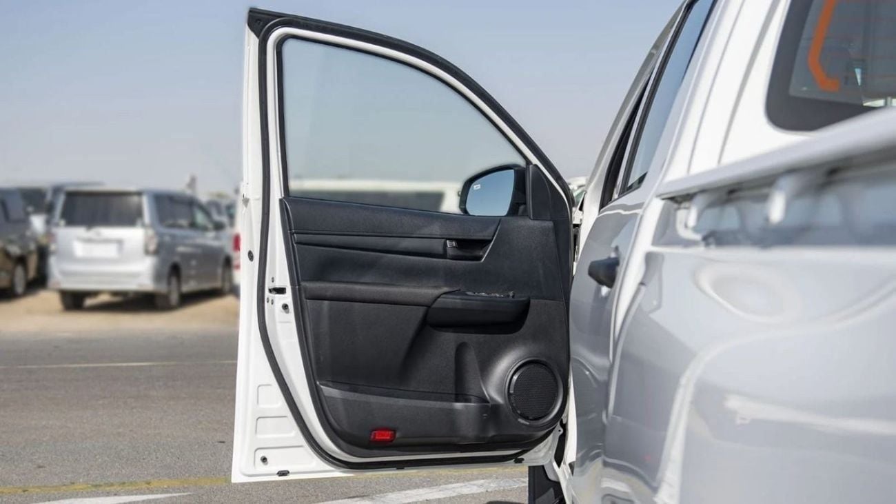 تويوتا هيلوكس GL HILUX 2.4L MED OPTION