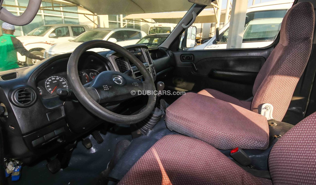 نيسان أورفان