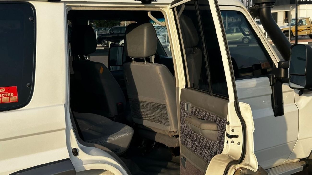 تويوتا لاند كروزر 70 Diesel 4.5 Liter Right Hand Drive 5 Doors Manual Gear Power Windows