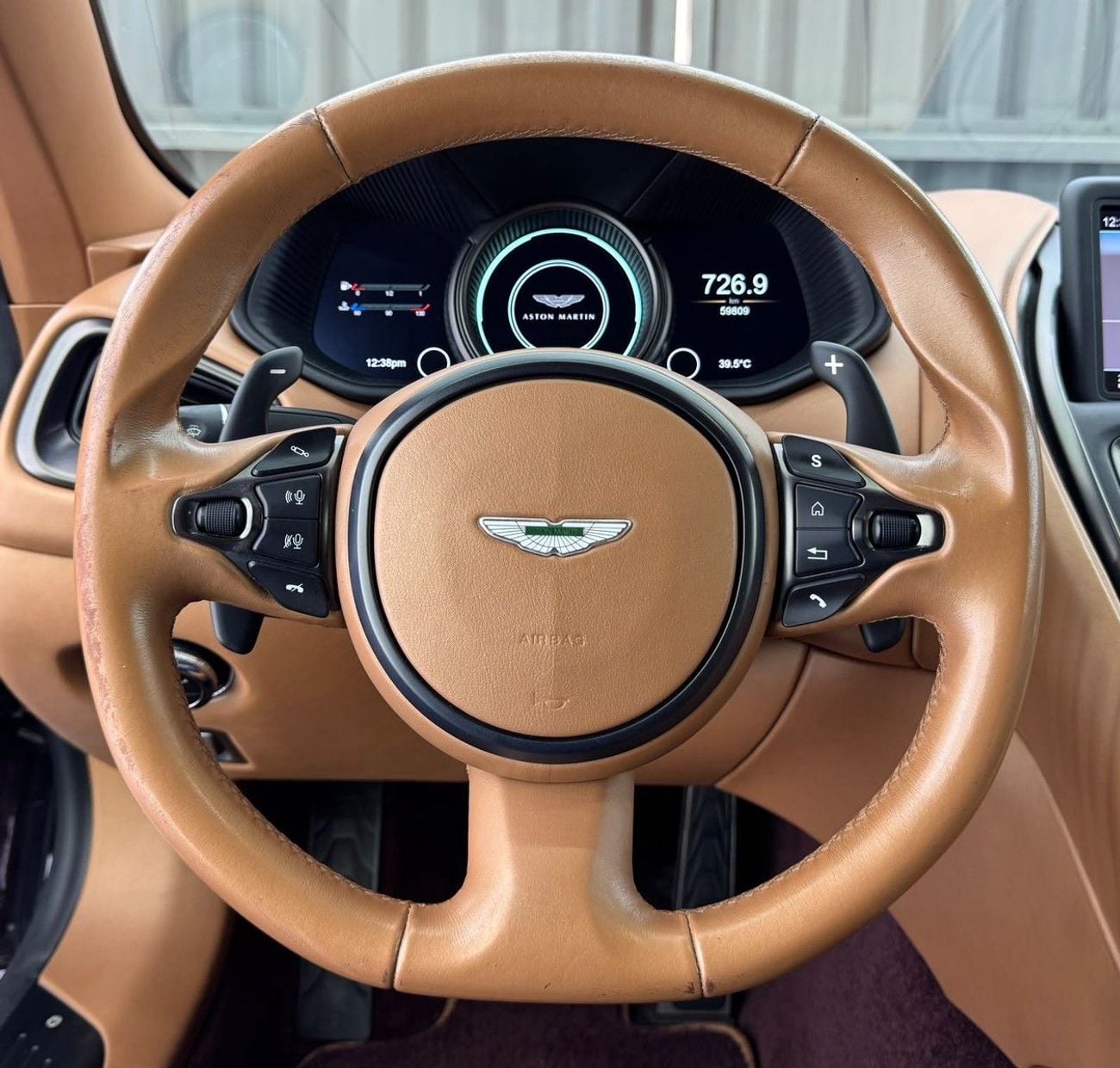 أستون مارتن DB11 STANDARD