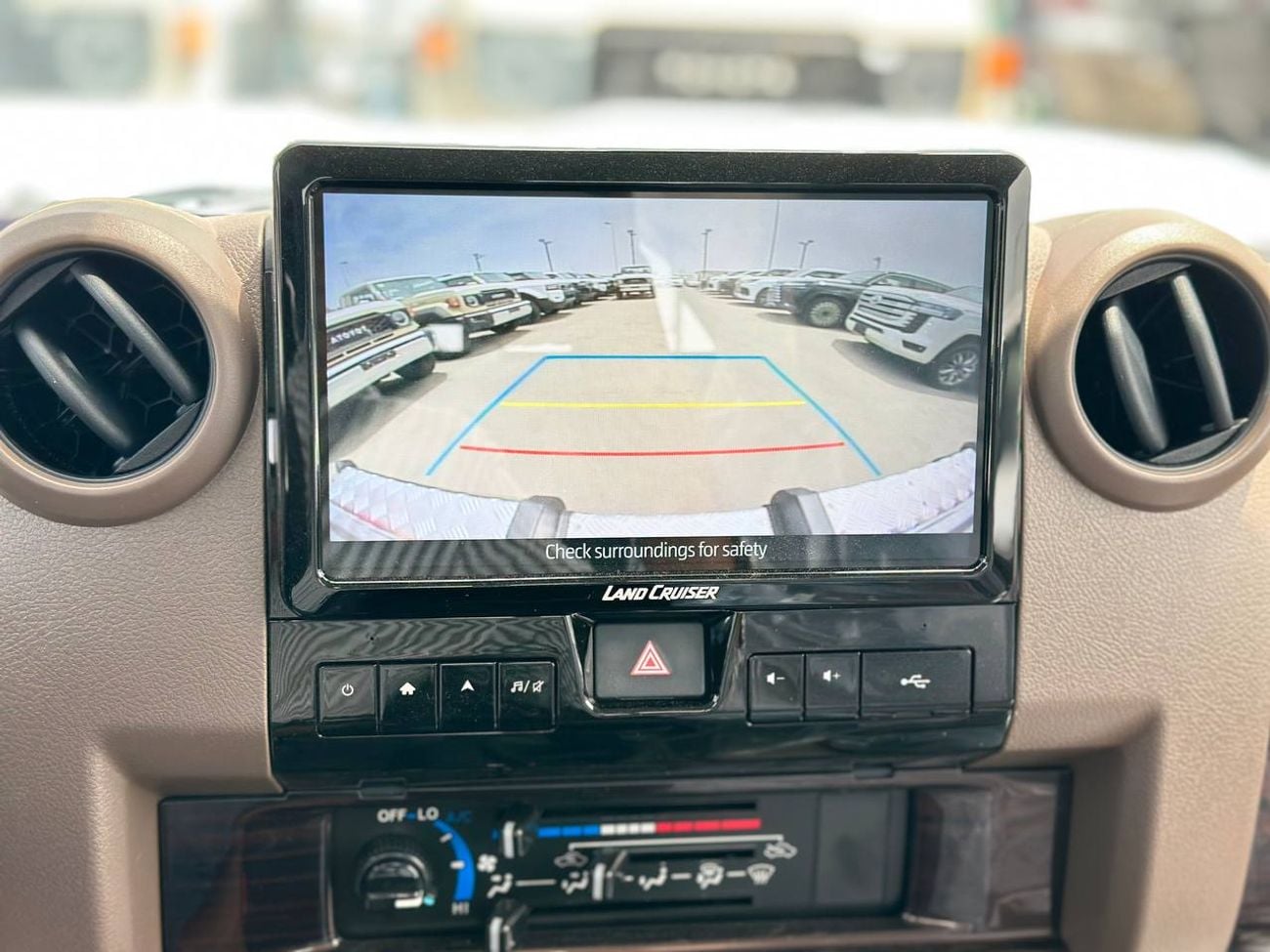 تويوتا لاند كروزر بيك آب S/C LC79 2.8 لتر ديزل أوتوماتيك // 2026 // كاملة المواصفات مع رادار، ثلاجة، قفل تفاضلي، مشغل DVD وكا