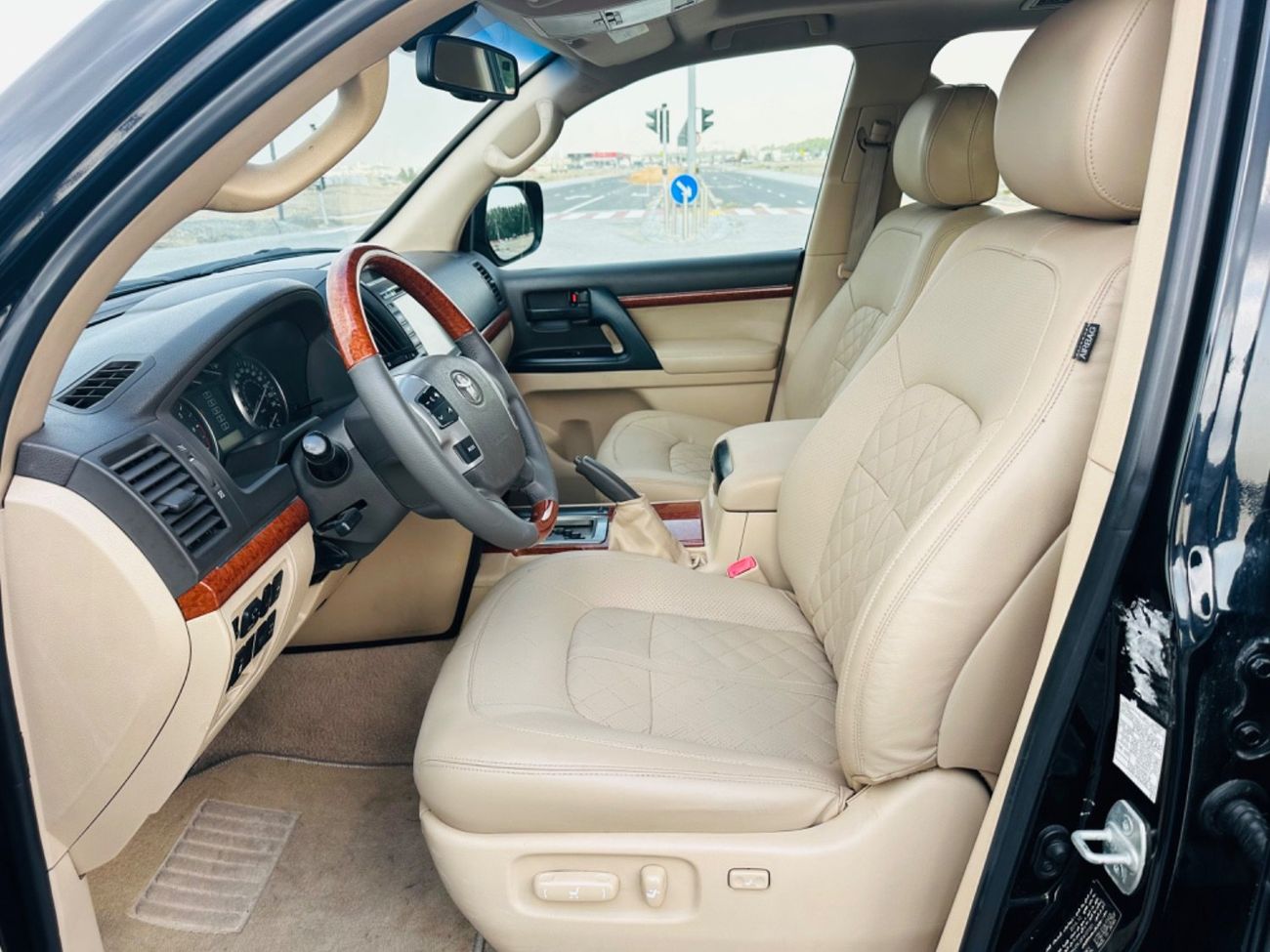 Toyota Land Cruiser GXR 4.0L (271 HP) 4WD MODEL 2015 GCC CAR PERFECT CONDITION INSIDE AND OUTSIDE FULL OPTION SUN ROOF