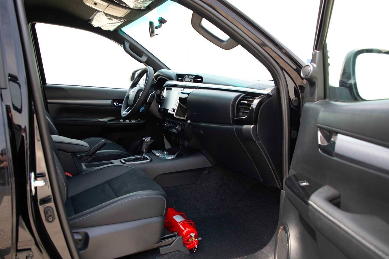 تويوتا هيلوكس تويوتا هايلكس 4.0 GR-Sport 2023 - أسود اتيتيود من الداخل أسود