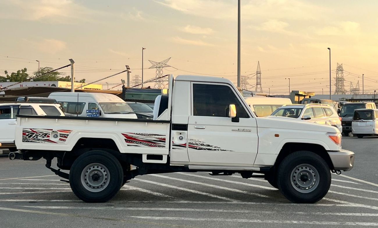 تويوتا لاند كروزر بيك آب 2018 Toyota Land Cruiser Pick up - Single Cabin - 4.0L V6 - AWD 4x4 - Patrol Manual - Fully Maintain