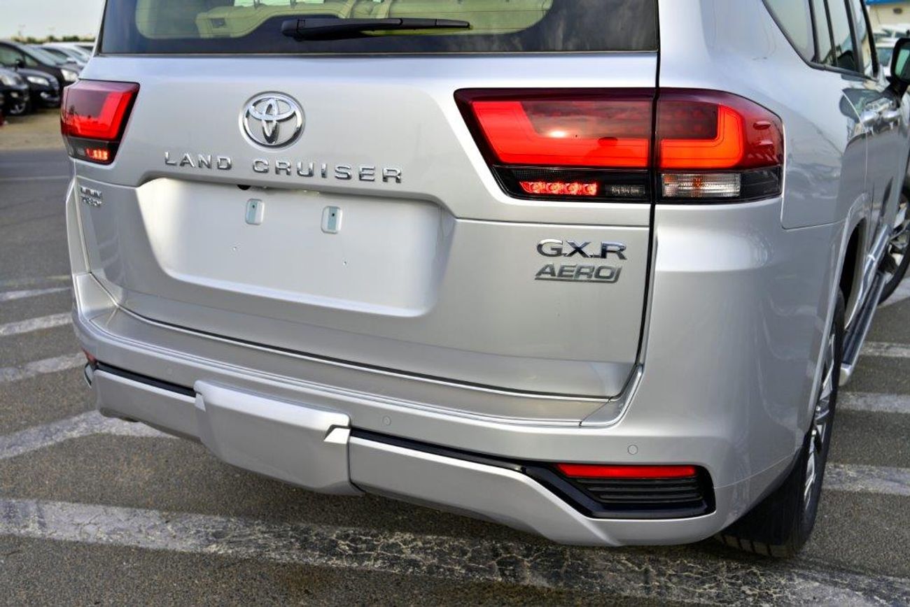 Toyota Land Cruiser 300 GXR V6 3.3L with Aero Package