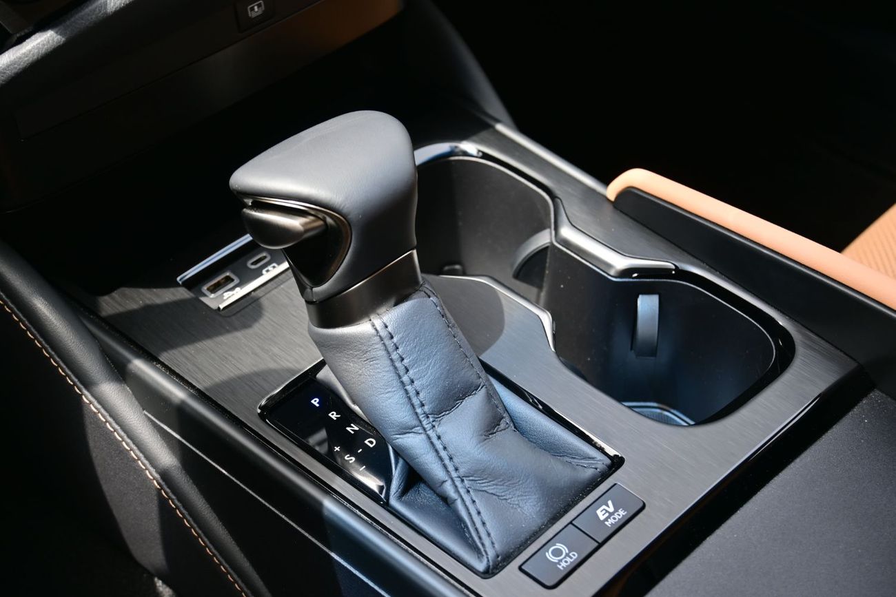 لكزس ES300h Lexus ES300h 2.5L Hybrid Model 2023, Color White