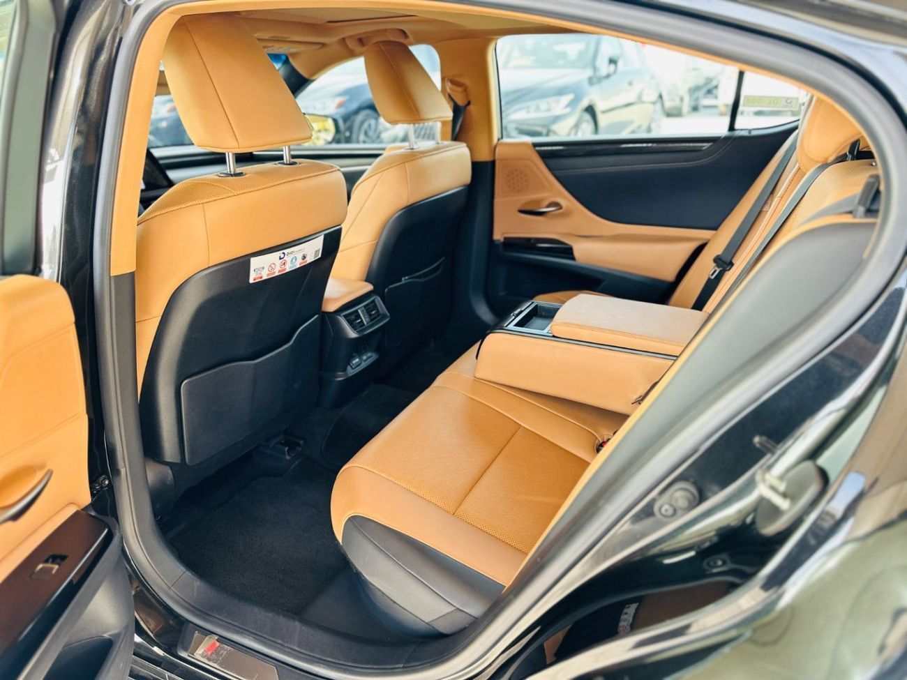 لكزس ES300h 2023 Lexus ES 300H - Black inside Brown