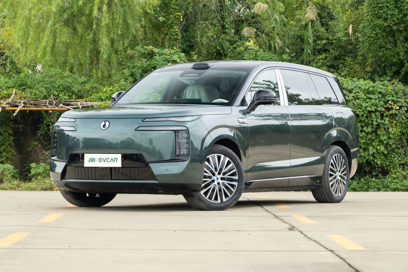 Denza N8L 2.0T three-motor hybrid