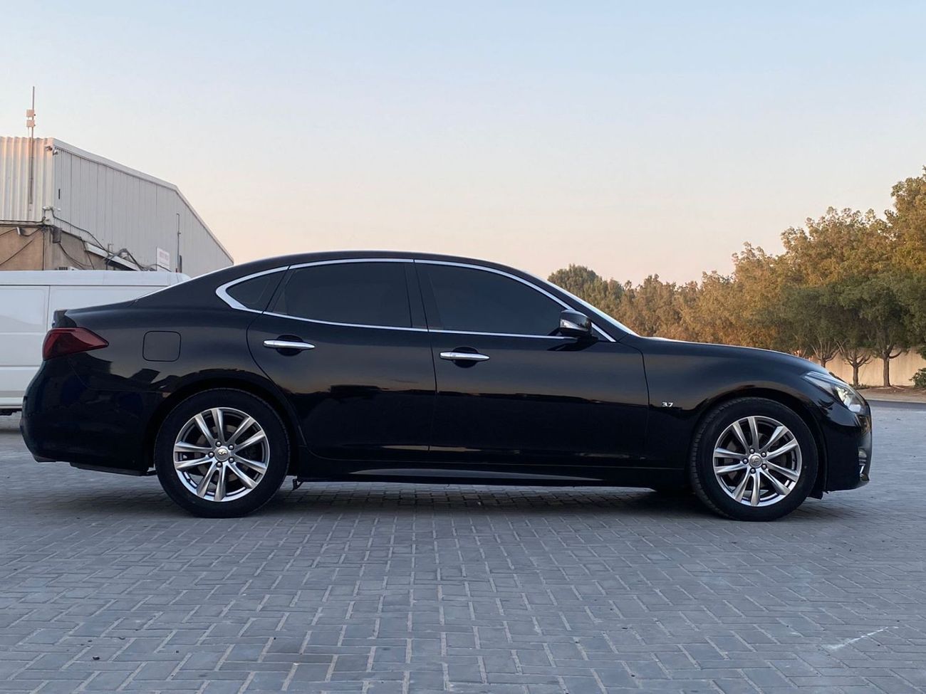 Infiniti Q70 Luxury
