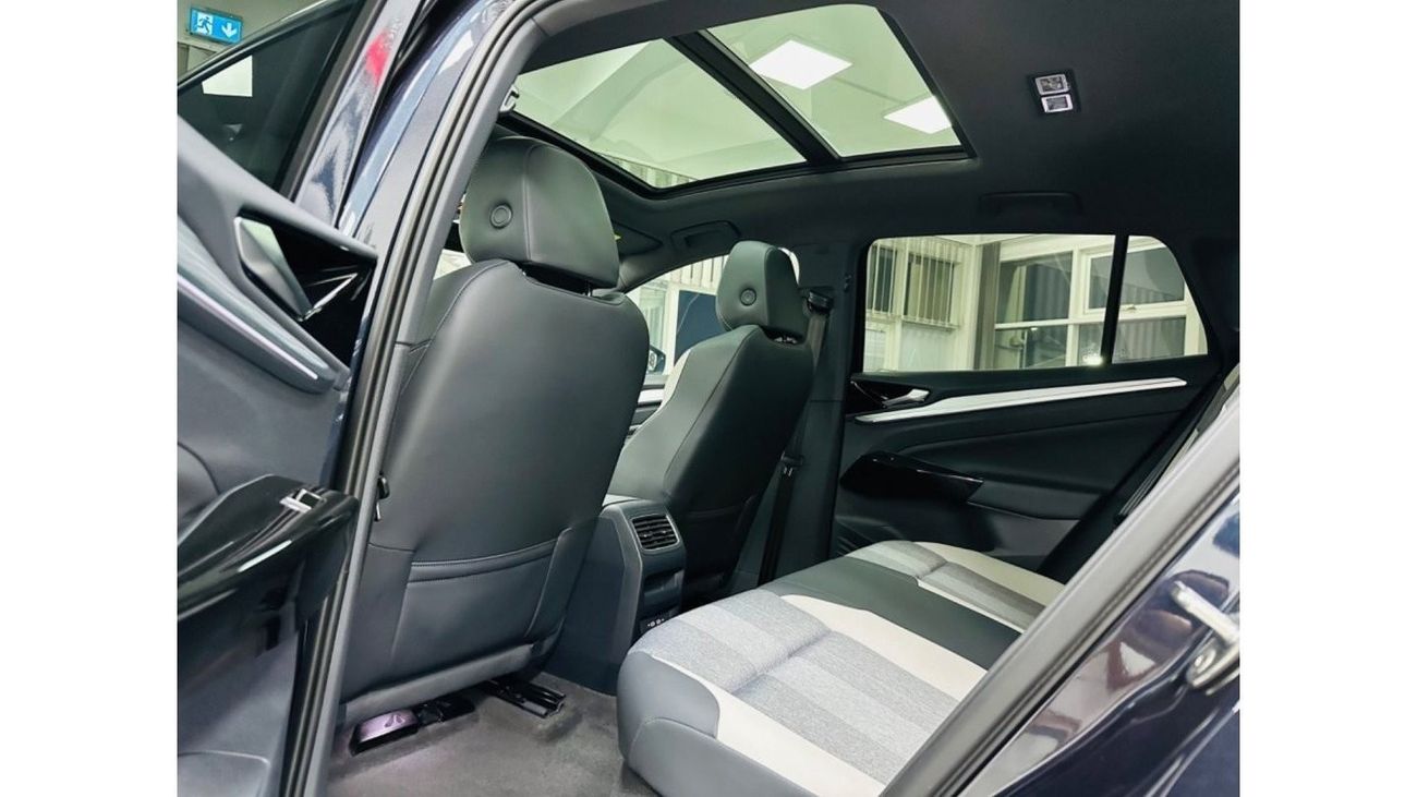 Volkswagen ID.4 Original paint .. Pure Plus .. Panoramic Roof ..