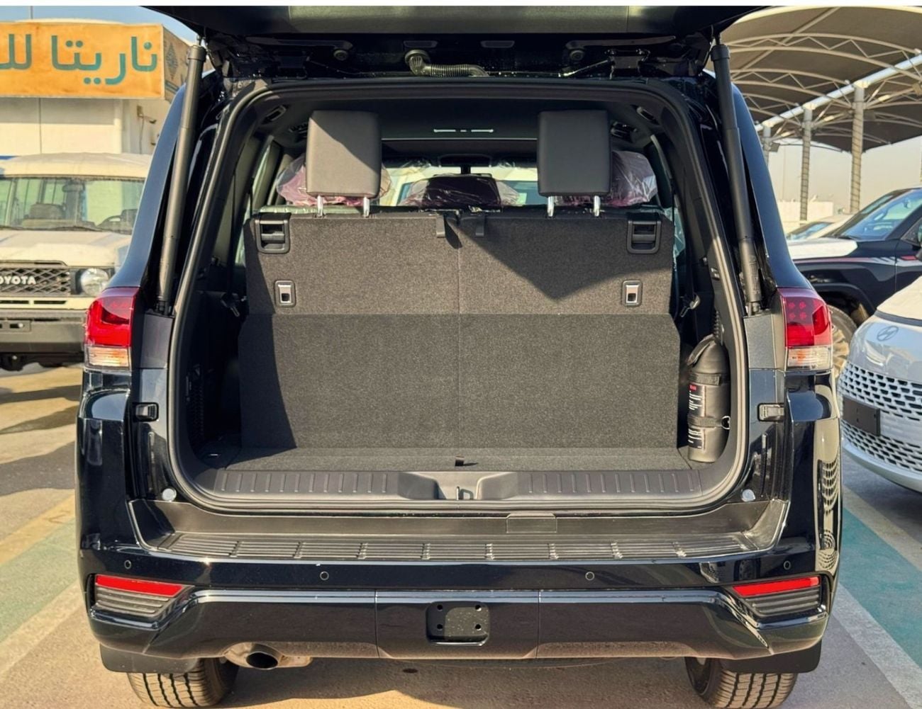 Toyota Land Cruiser GXR || 4.0L PETROL V6 | SUNROOF | LEATHER WITH PWR SEATS | COOL BOX (CODE # GXR4M2)