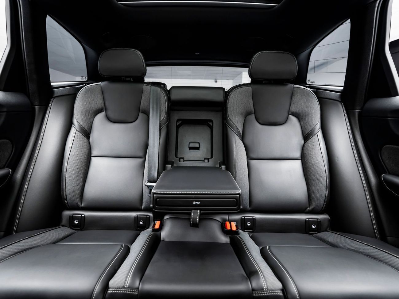 فولفو XC 60 2.0T B5 MHEV R Design (AWD)