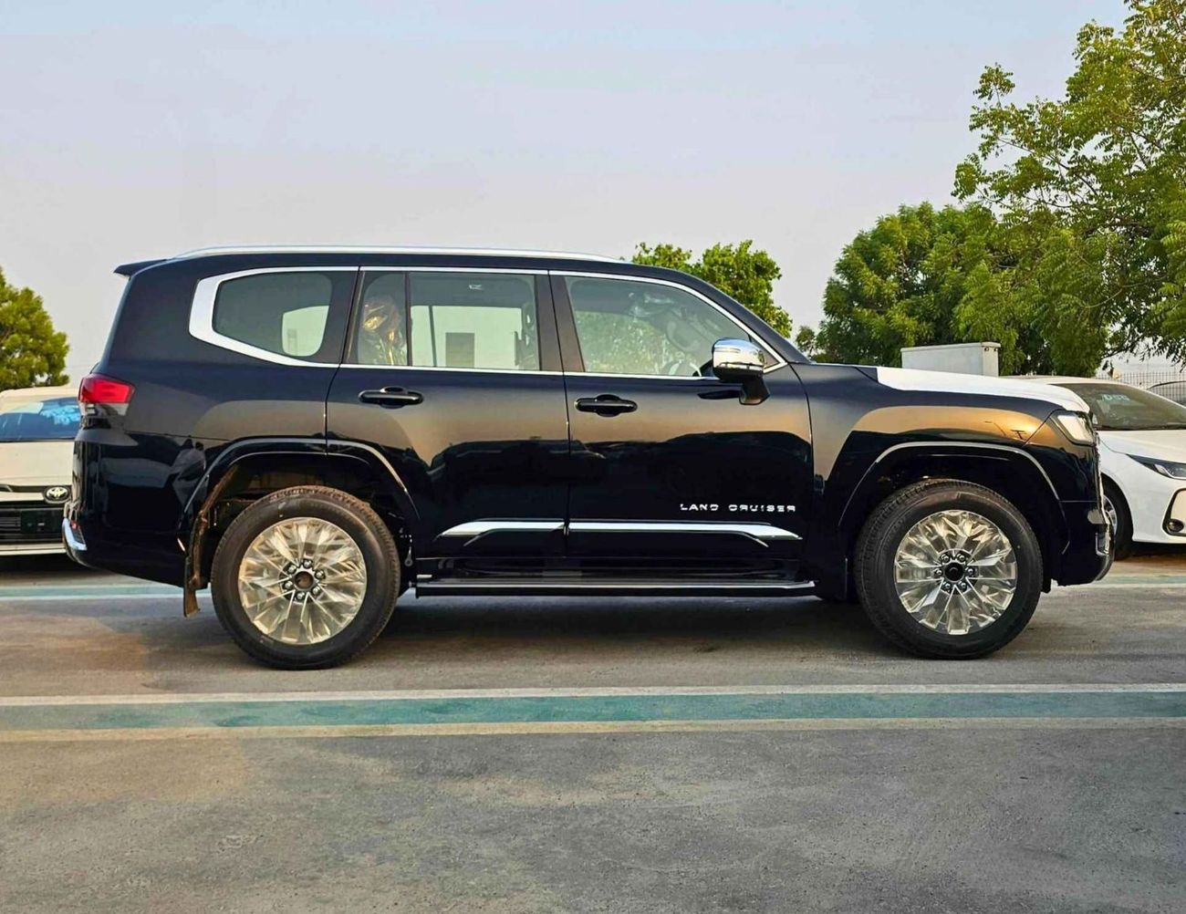 تويوتا لاند كروزر VX LC300/4.0L PETROL/RADAR/MEMORY SEATS/BIG DVD/JBL SPEAKERS/SUNROOF/FULL OPTION (CODE#LC4VXH)