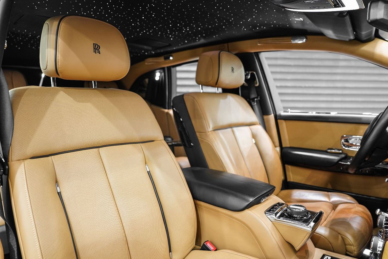 رولز رويس فانتوم Rear Entertainment, Bespoke Audio, Starlight Roof, GCC Spec!!