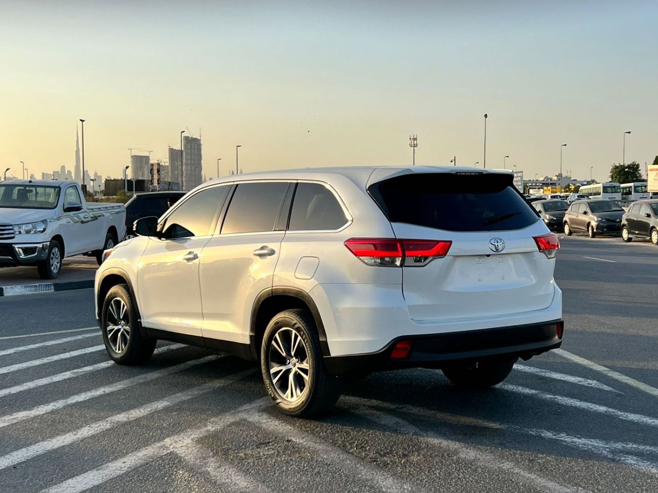 تويوتا هايلاندر 2019 Toyota Highlander MidOption - 2.7L V4 - Rear Camera - 7 Leather Seat