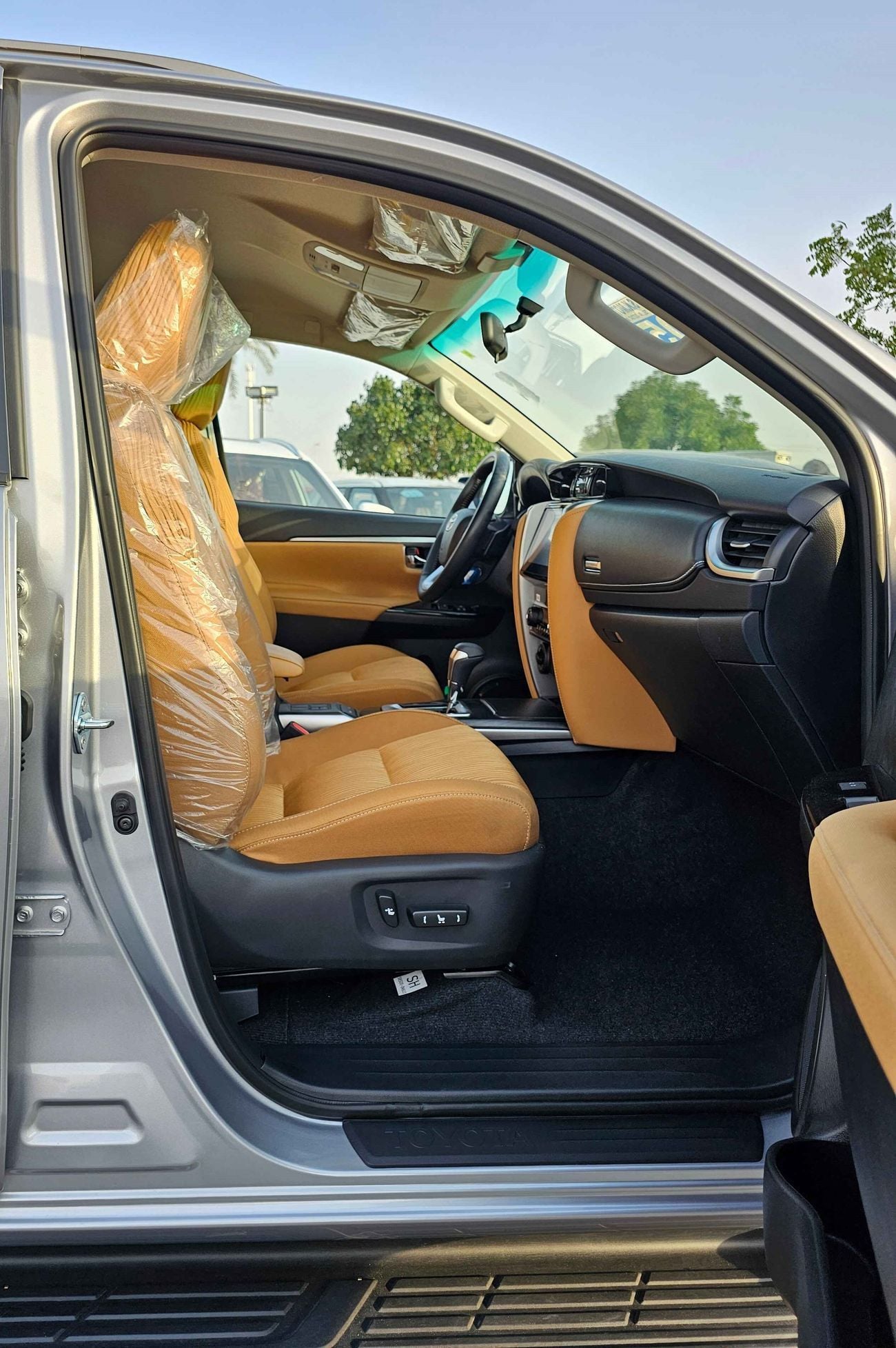 تويوتا فورتونر 4.0L V6 PETROL / 8 SCREEN + CAMERA / REMOTE KEY / REAR A/C (CODE # FP40VXB)