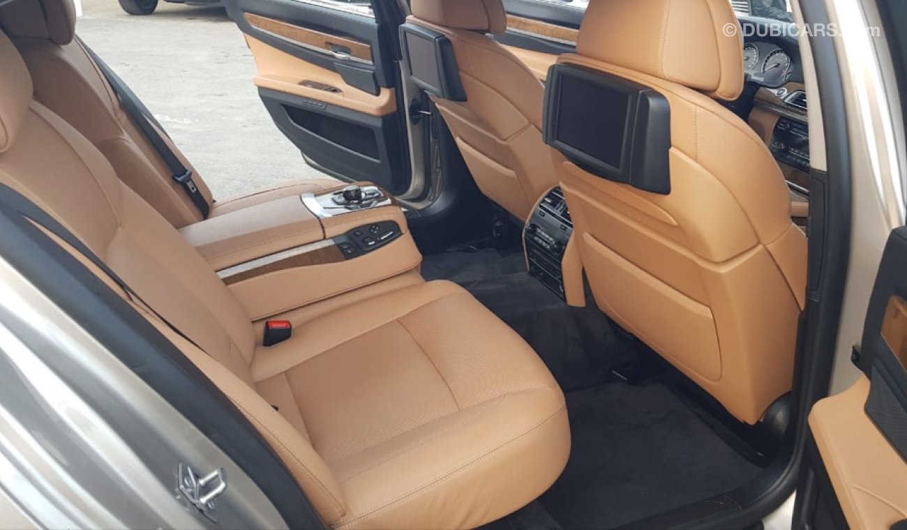 بي أم دبليو 750Li موديل 2010 واد اليابان حاله ممتازه جدا من الداخل والخارج فل مواصفات كراسي جلد ومثبت سرعه وتحكم كهربي