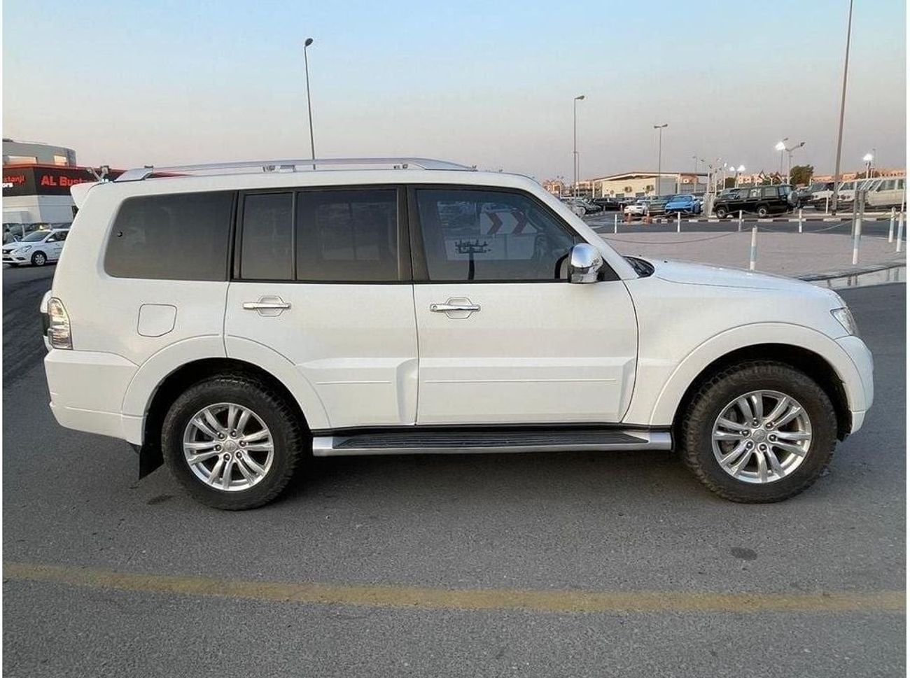 ميتسوبيشي باجيرو Diesel 3.2 Liter Right Hand Drive Automatic 7 Seater Leather sea
