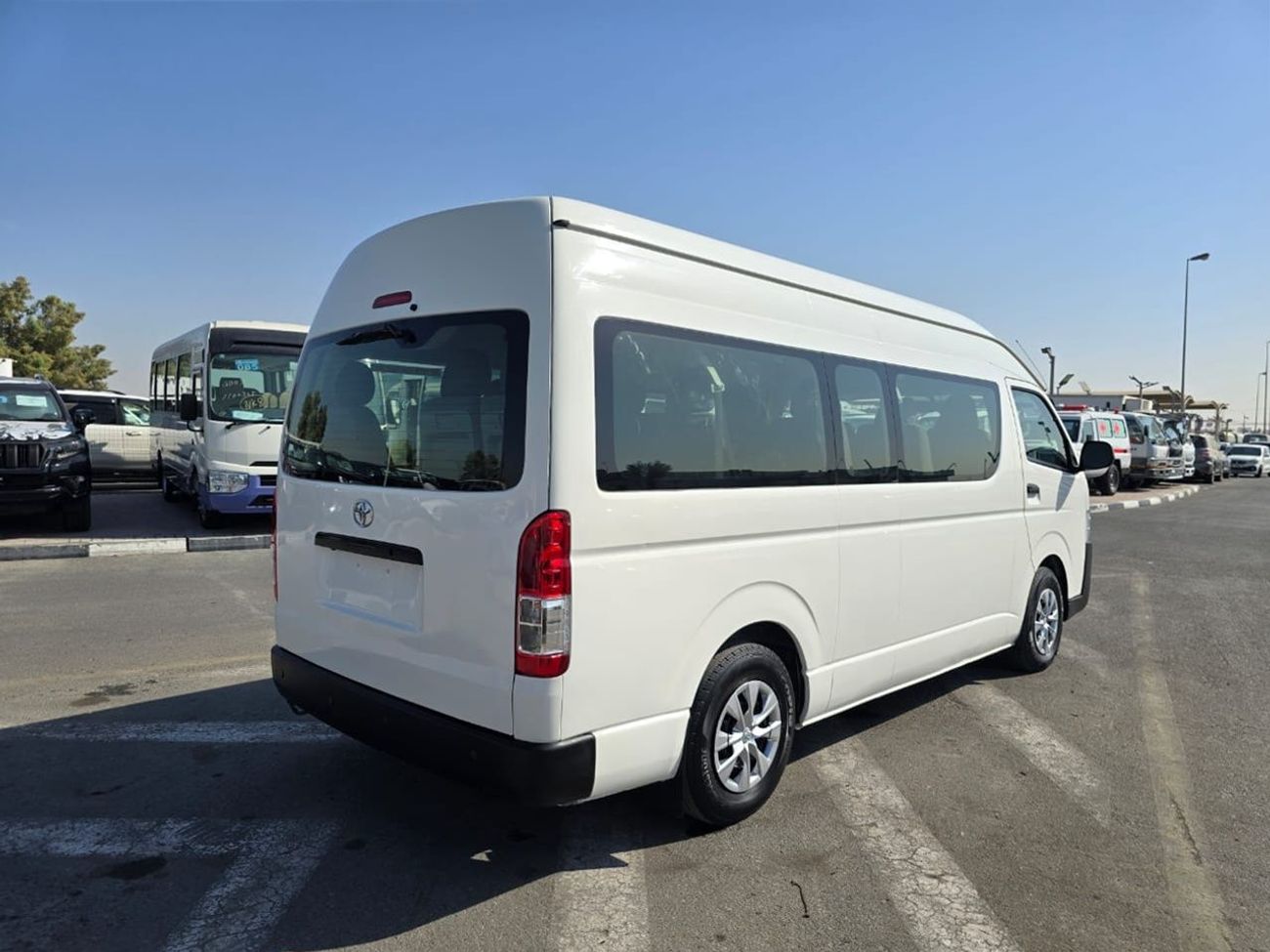Toyota Hiace TOYOTA HIACE COMMUTER VAN RHD 2016 MODEL 3.0 L DIESEL AUTOMATIC(PM30307)