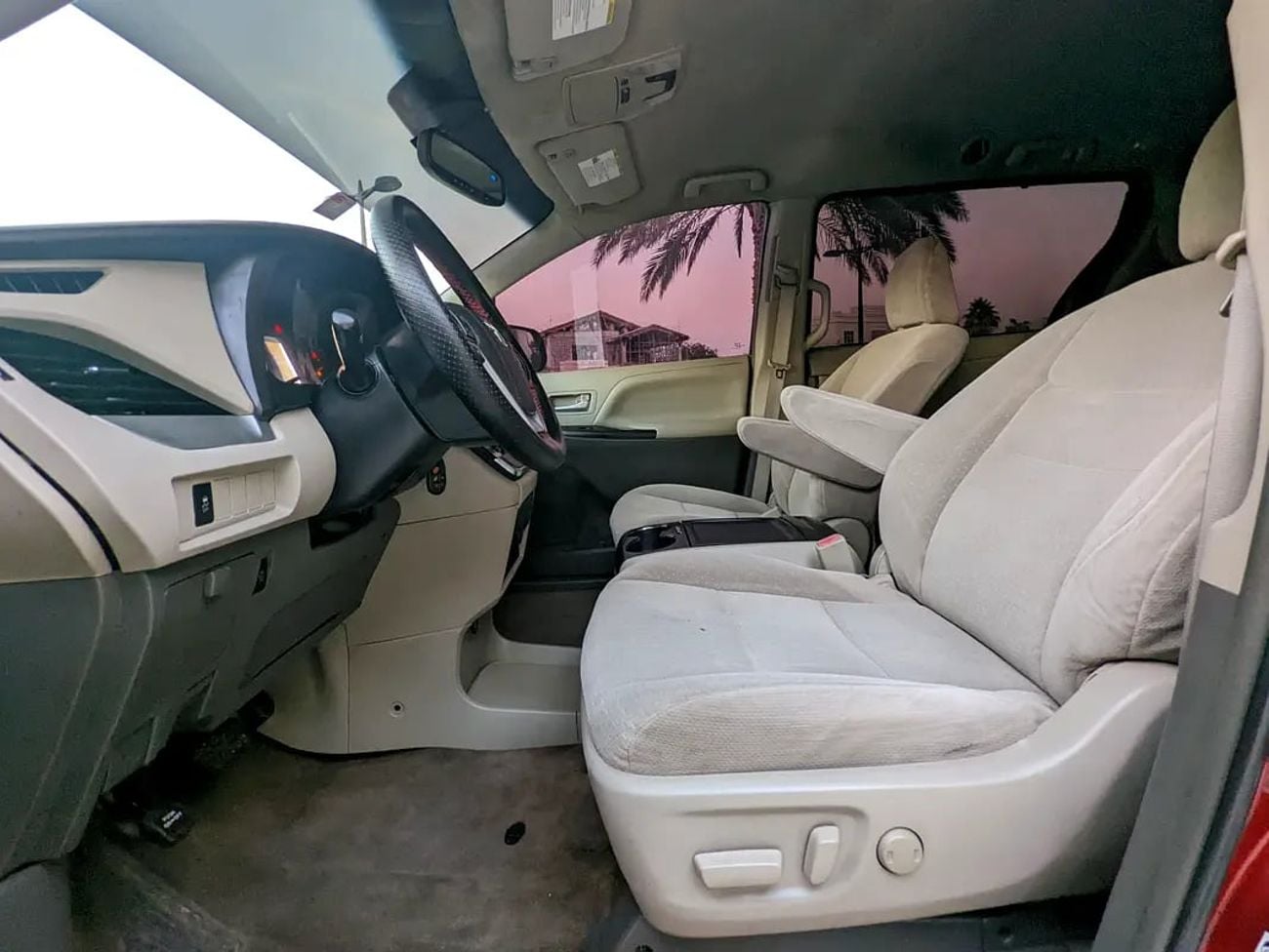 Toyota Sienna LE (NON GCC) Mid Option With Navigation In Perfect Condition 7 Seater Flawless Family Van