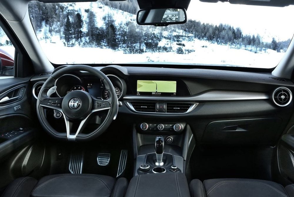 Alfa Romeo Stelvio interior - Cockpit