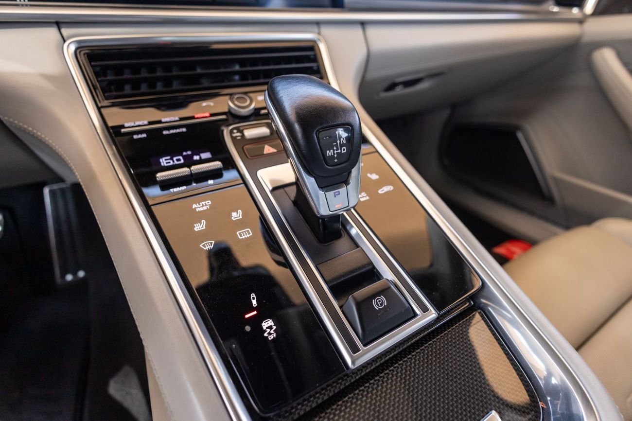 Porsche Panamera Turbo Sport Turismo 4.0L RWD