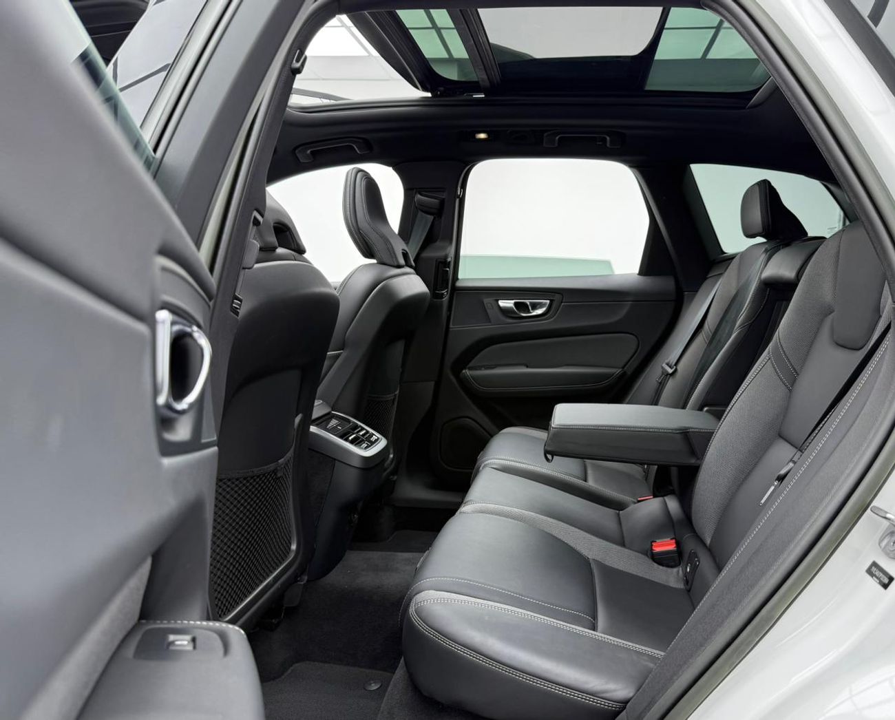 فولفو XC 60 2.0T B5 MHEV R Design (AWD) 2023 Volvo XC60 B5 Dark Edition, Warranty Till 31-05-2026, Service Inclu