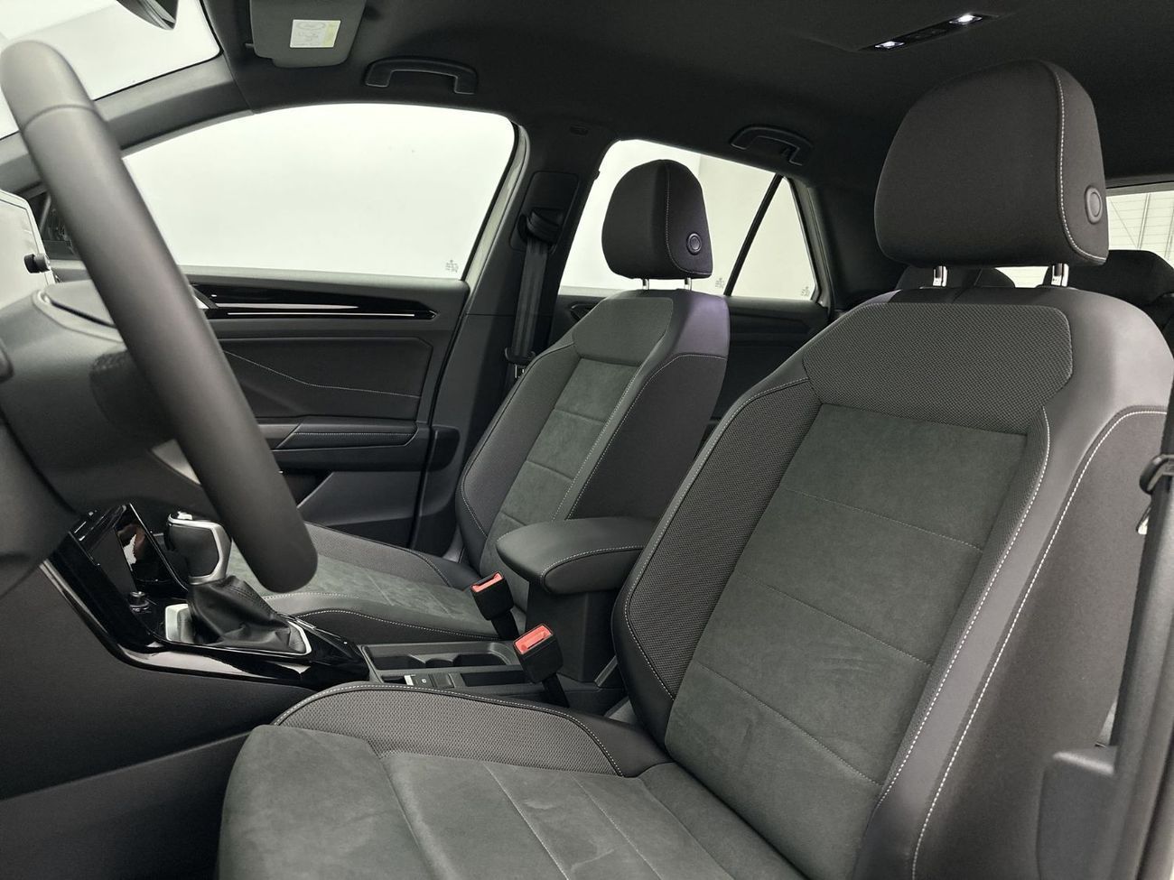 Volkswagen T-ROC Style 1.4L Style without Sunroof w/ Black Style (Ref#34595) / 27,100 AED SAVINGS from New Car
