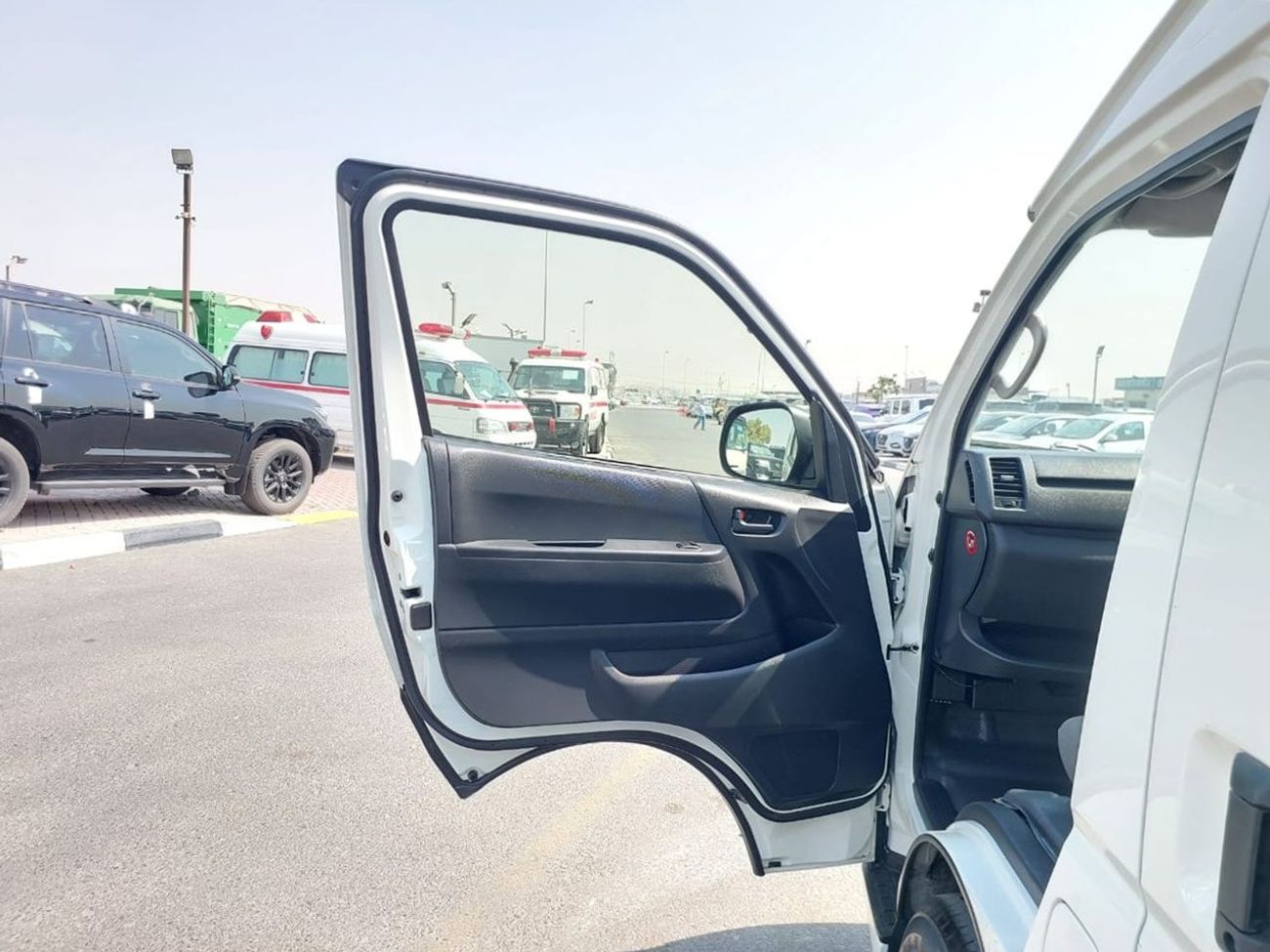 Toyota Hiace TOYOTA HIACE COMMUTER VAN RHD 2017 MODEL 3.0 L DIESEL AUTOMATIC(PM33188)