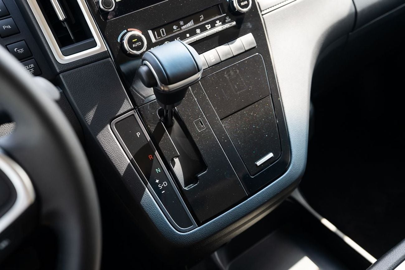 تويوتا جرافينا Premium 6 seater Diesel 2.8L Automatic Transmission 2025