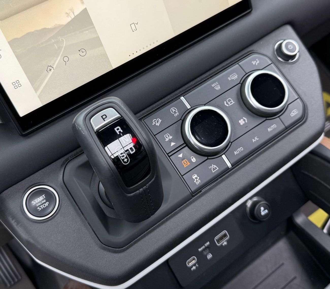 Land Rover Defender 2024 Land Rover Defender 110 SE P300, 2028 LR Warranty + Service Pack, Low Km, GCC