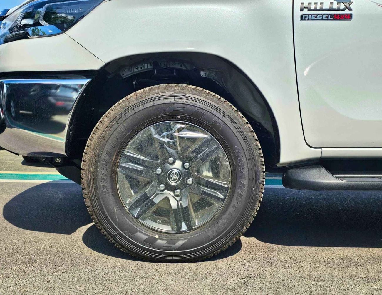 تويوتا هيلوكس SR5 / 2.4L DIESEL A/T / BLIND SPOT / DIFF LOCK / FR&RR CHROME BUMPERS / (CODE # HDFAA)