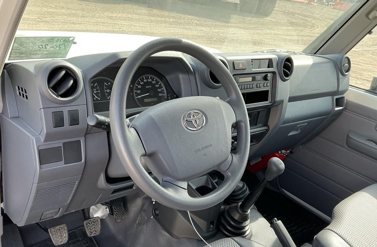 تويوتا لاند كروزر بيك آب Pick up truck. single cabin. 4.2L . 4*4 . 3 seats . 2 doors
