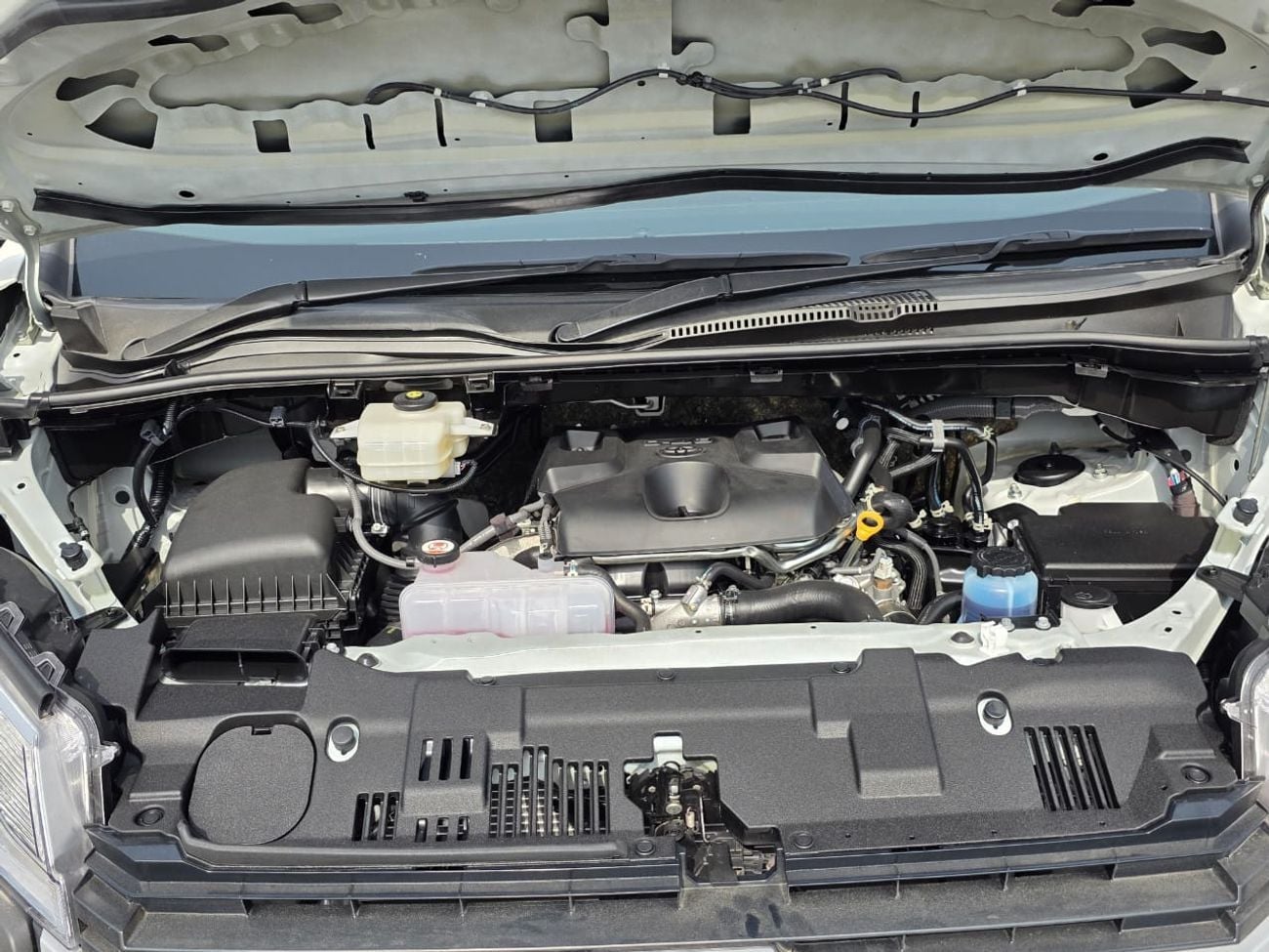 Toyota Hiace DLS - STD ROOF 2019 HIACE DIESEL RIGHT HAND 2.8 LITER AUTOMATIC 5 DOORS