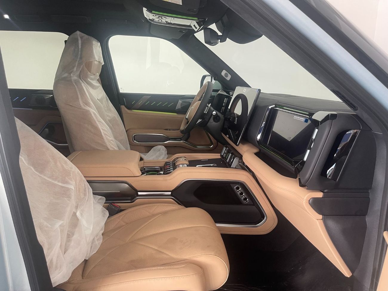 BYD Leopard 8 8 Plug in Hybrid 2.0 L 500 KW dual motor - 100,000km service contract - 10 years warranty - 7 Seater