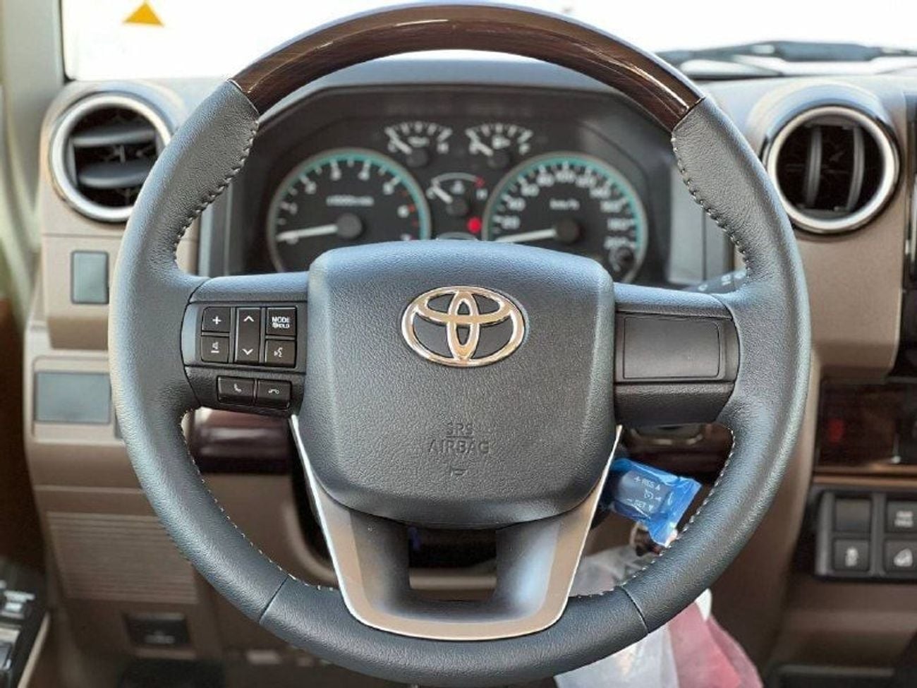 Toyota Land Cruiser 70 HT VXR LC76 4.0L PTR A/T // 2026 // FULL OPTION WITH FRIDDG , DVD&BACK CAMERA , CRUISE CONTROL // SP