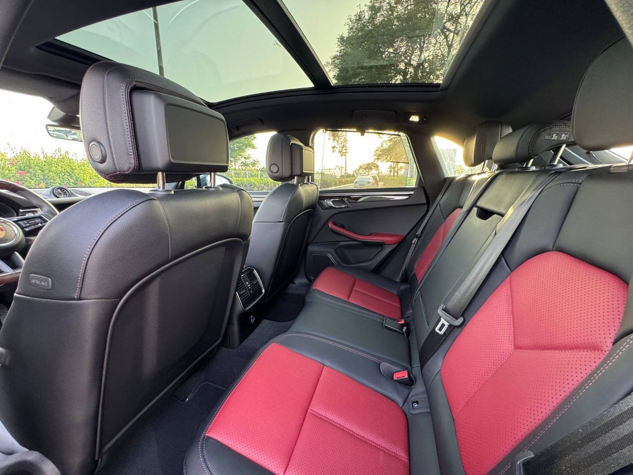 Porsche Macan Std 2.0L (252 HP) GCC SPEC UNDER WARRANTY NEAT AND CLEAN