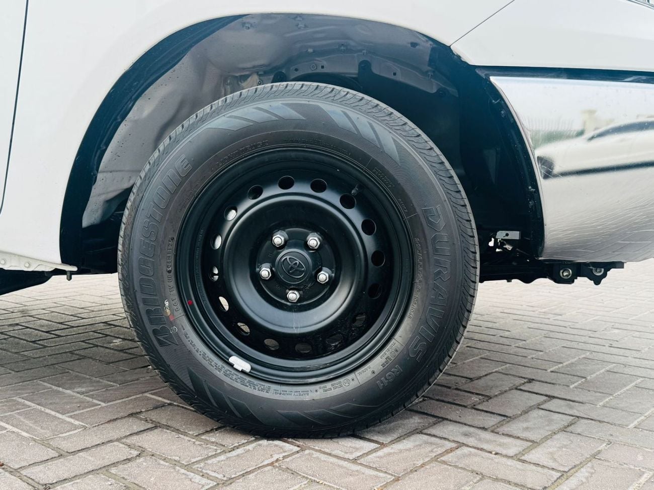 تويوتا هيلوكس 2.0 L PETROL I M/T I DCABIN  4X2  I  PETROL