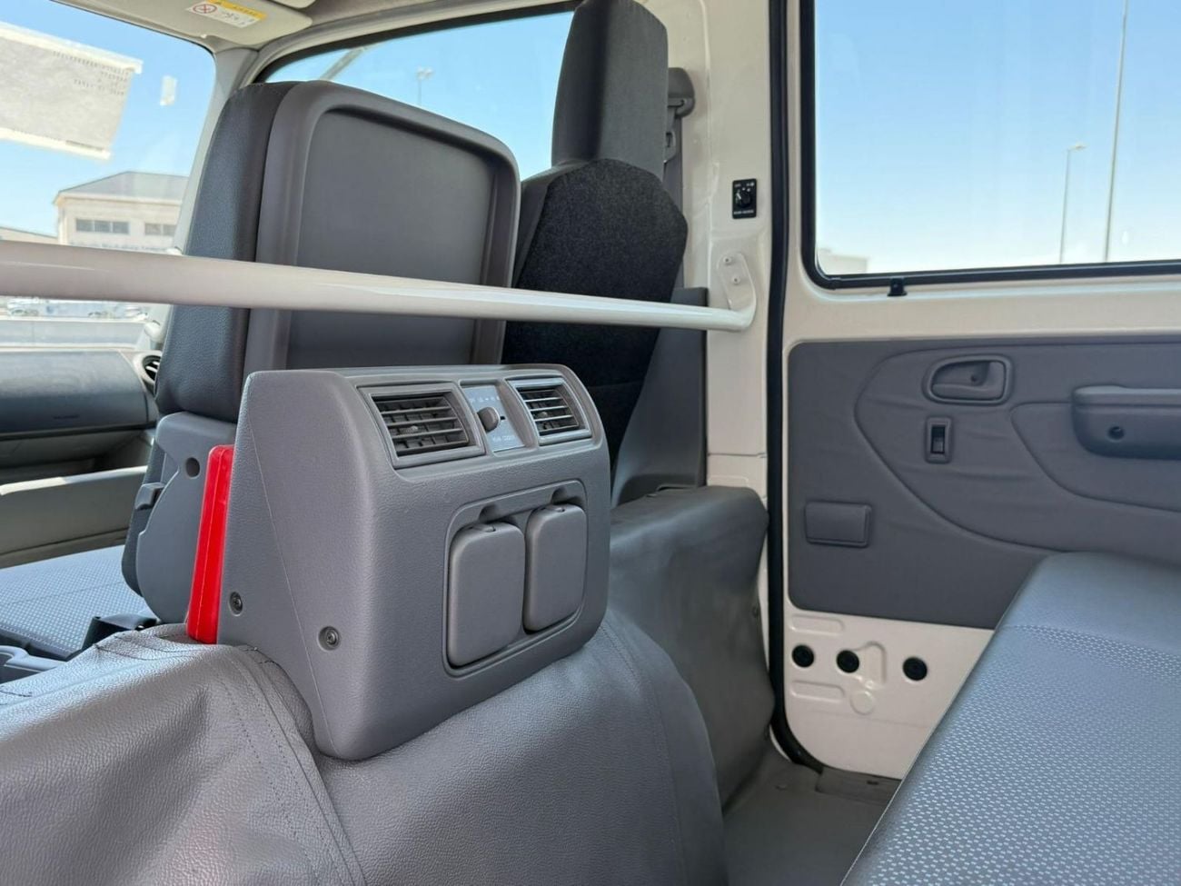 هينو 300 HINO 300 4.0L 614 D/C CARGO 4x2