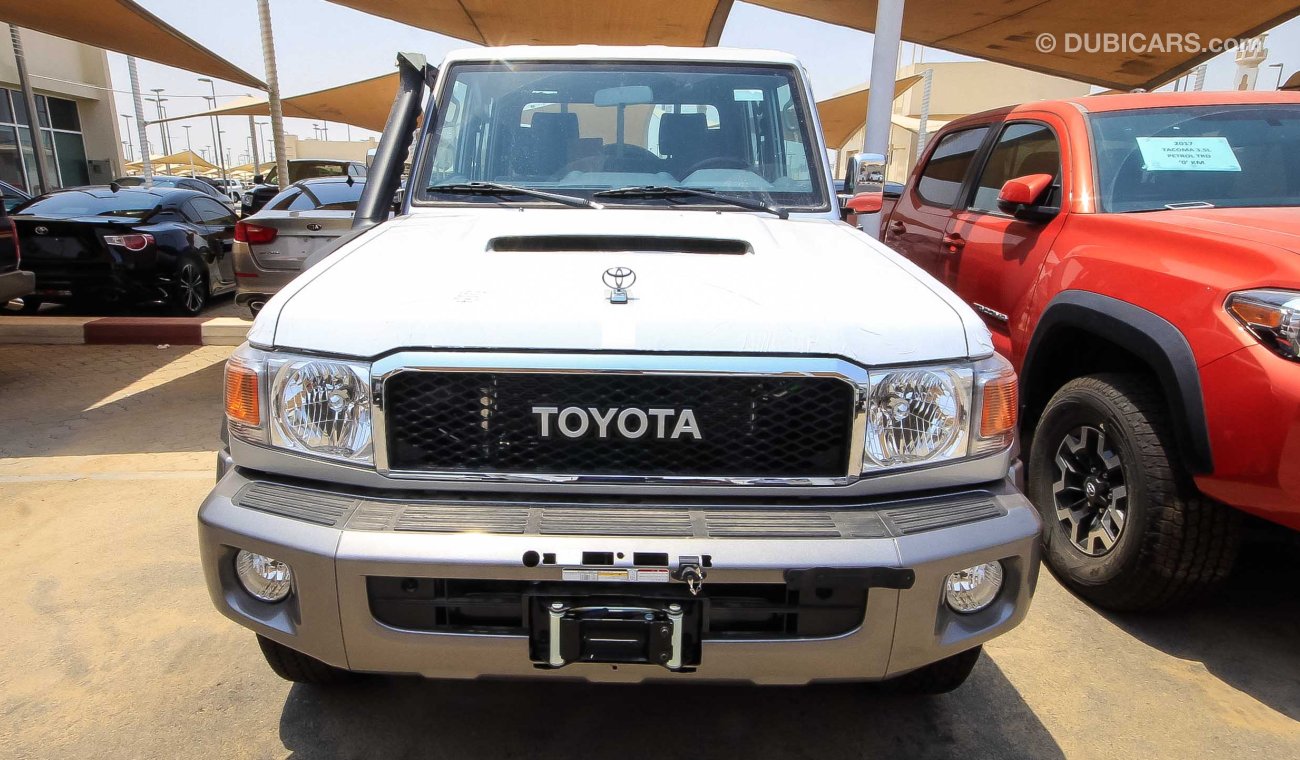 Toyota Land Cruiser 79 DOUBLE CAB LX DLX V8 4.5L TURBO DIESEL 6 SEAT MANUAL TRANSMISSION