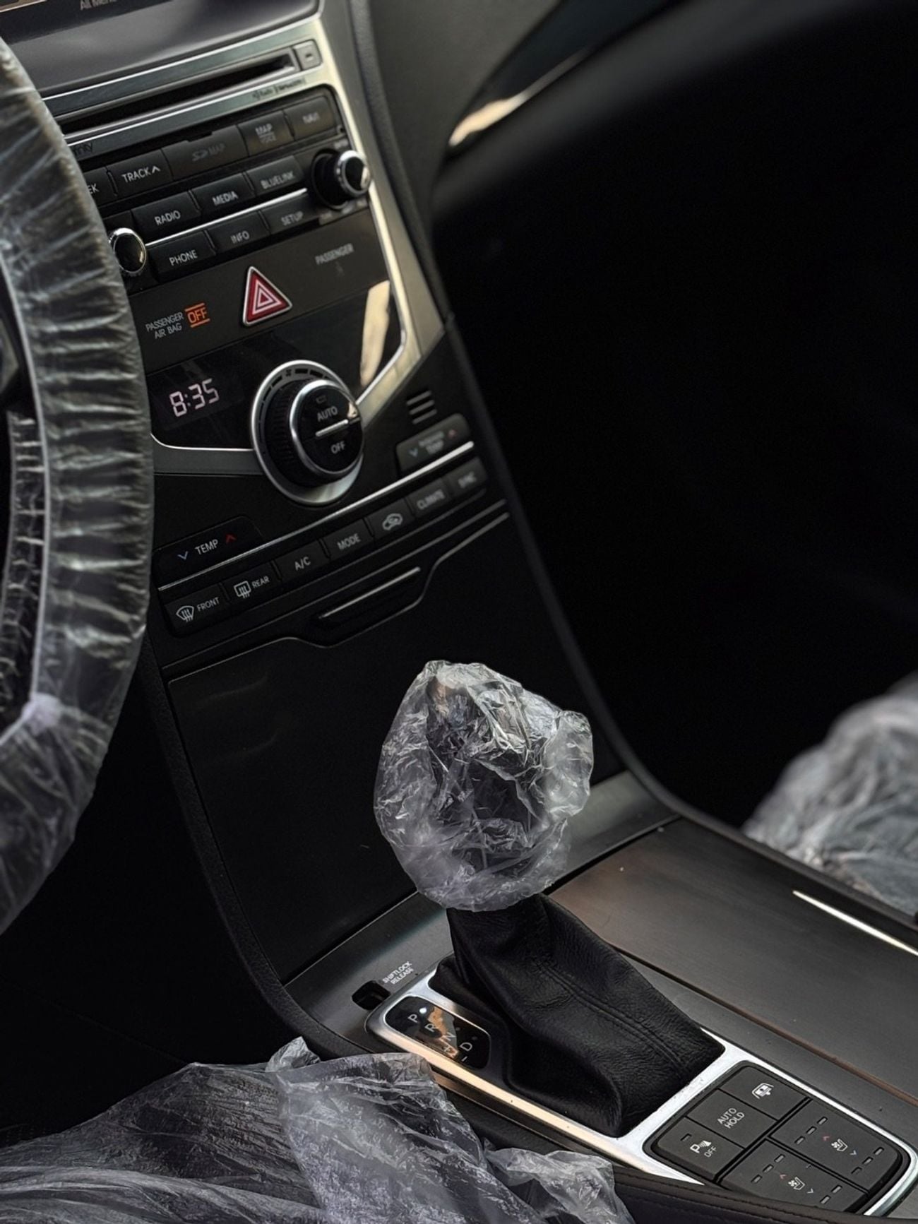 هيونداي أزيرا The 2016 Hyundai Azera Limited Edition is a full-size sedan that offers a blend of luxury and comfor