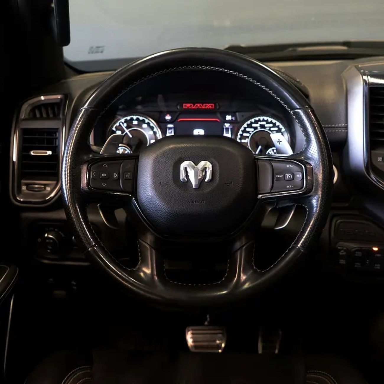 رام 1500 Rebel 5.7L Crew Cab Utility (5 Seater)