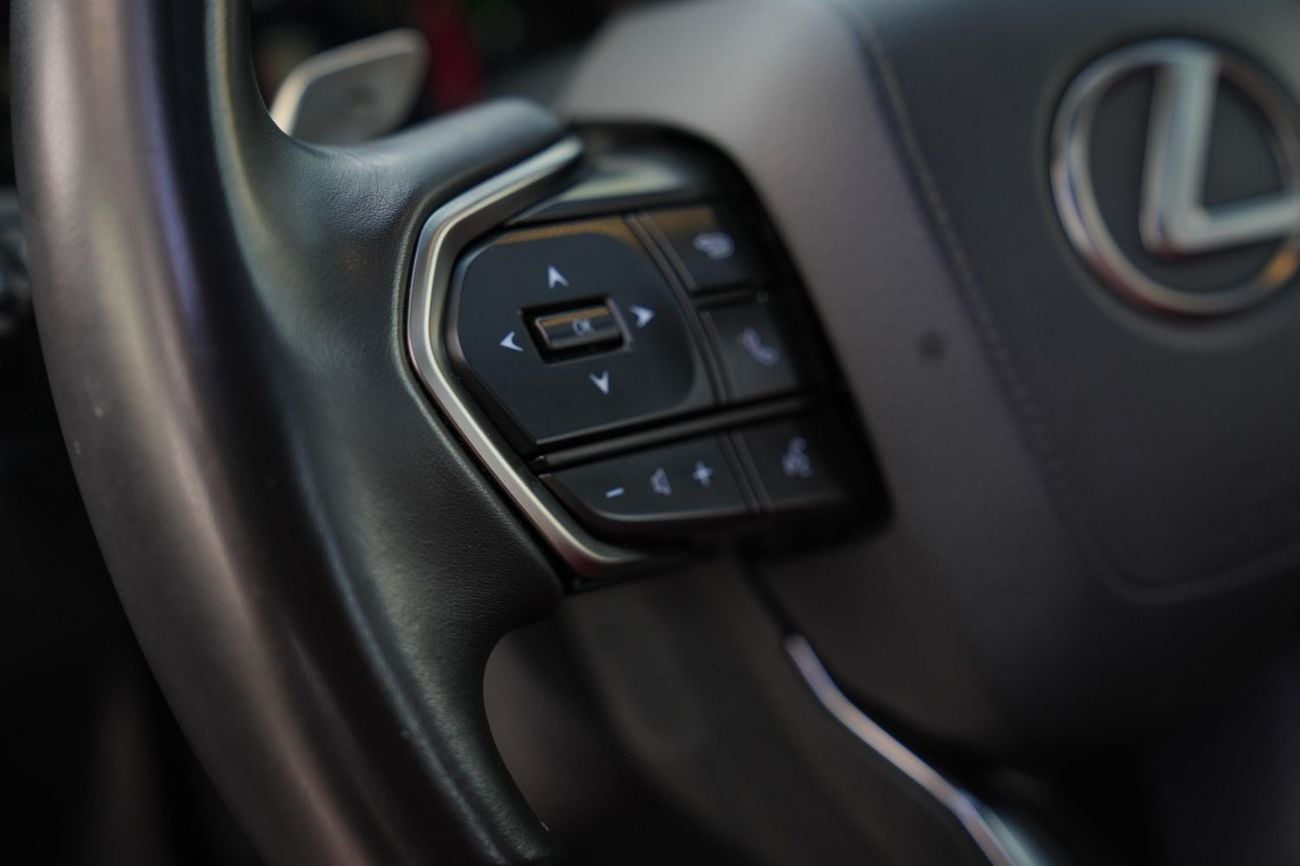 Lexus LX 600 SIGNATURE 2024!! LOW MILEAGE!! WARRANTY AND SERVICE CONTRACT FROM AL FUTTAIM