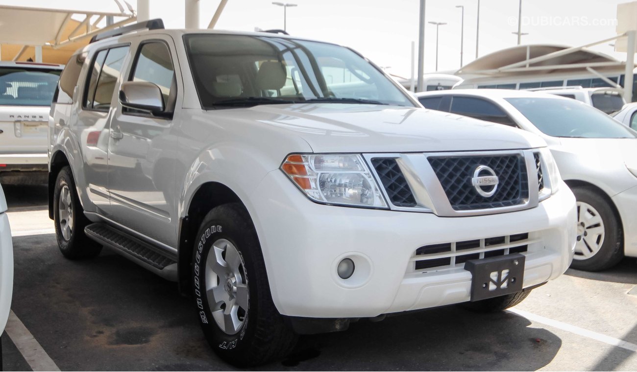 Nissan Pathfinder SE