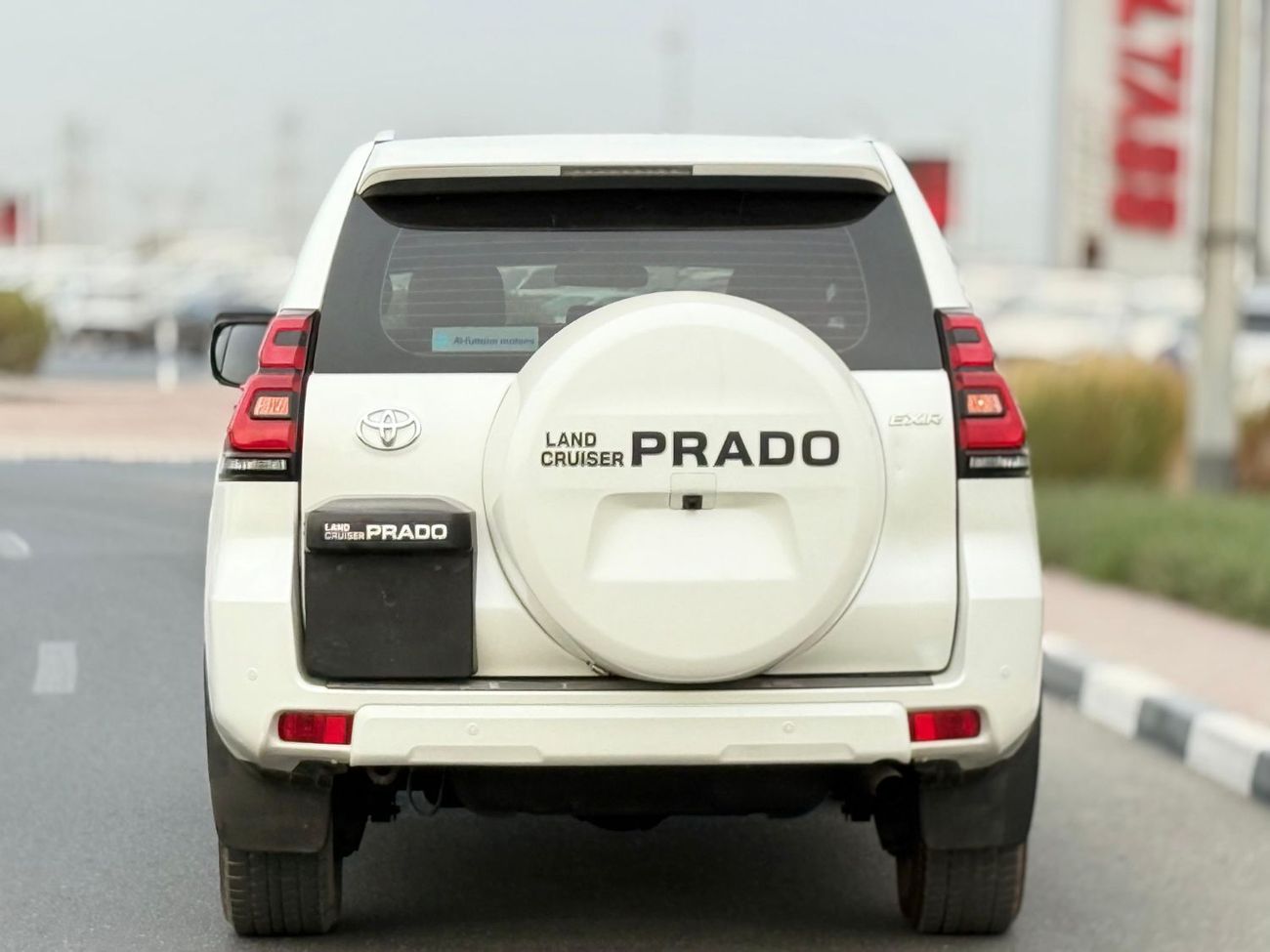 Toyota Prado Toyota Prado 2019 white 4x4 Gcc specs 6cylinders 4.0L Petro engine