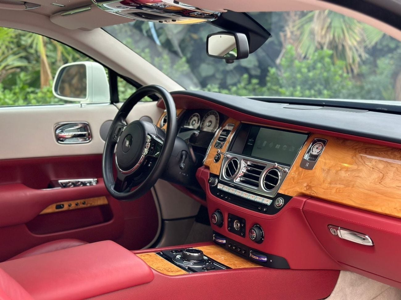رولز رويس واريث 2015 Rolls Royce Wraith | GCC Specs | 6.6L V12 | 624 HP | 66k KM | WHITE/RED | Starlight Headliner |