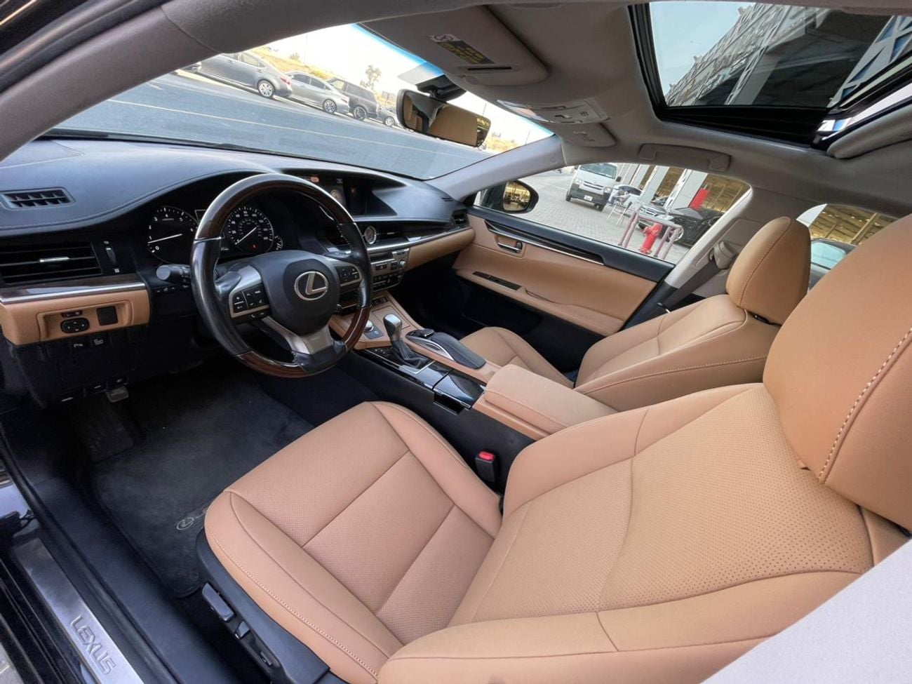 لكزس ES 350 3.5 V6 /PLATINUM / LOW MILEAGE / SCREEN /COOLING AND HEATING SEATS  / IN PERFECT CONDITION