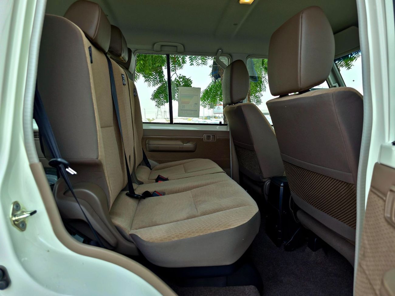 تويوتا لاند كروزر LC76 PETROL 4.0L - STD - E - DIFF LOCK - A/T - WHITE INSIDE BEIGE - 2025 - OMANI