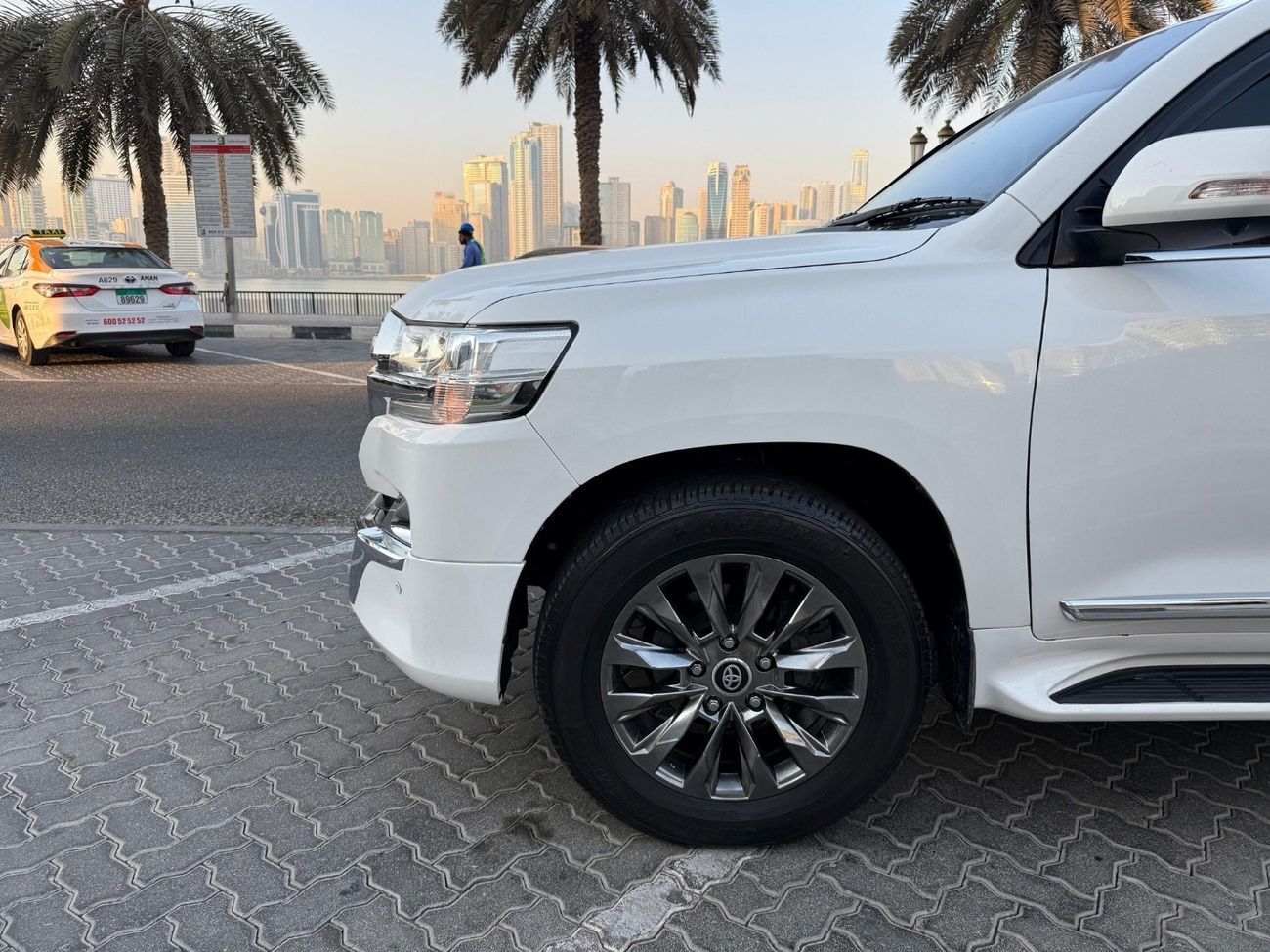 تويوتا لاند كروزر VXR 200 Series Right Hand Side Drive