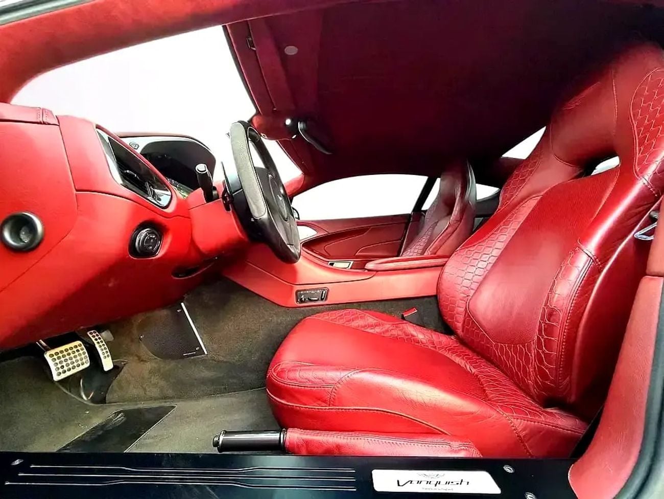 أستون مارتن فانكويش فولانتي RARE FULL CARBON SPEC | GCC | V12 ENGINE
